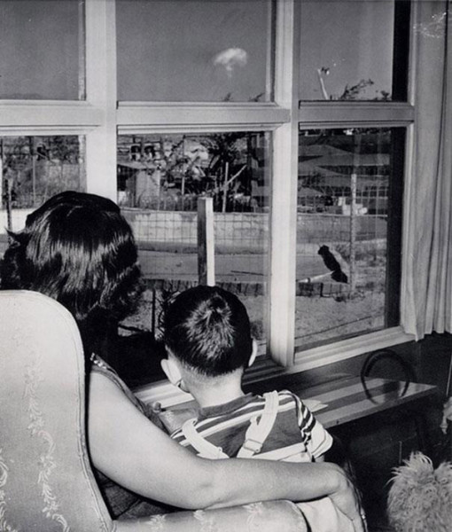 28-Mom-and-son-watching-the-mushroom-cloud-after-an-atomic-test-Las-Vegas-1953